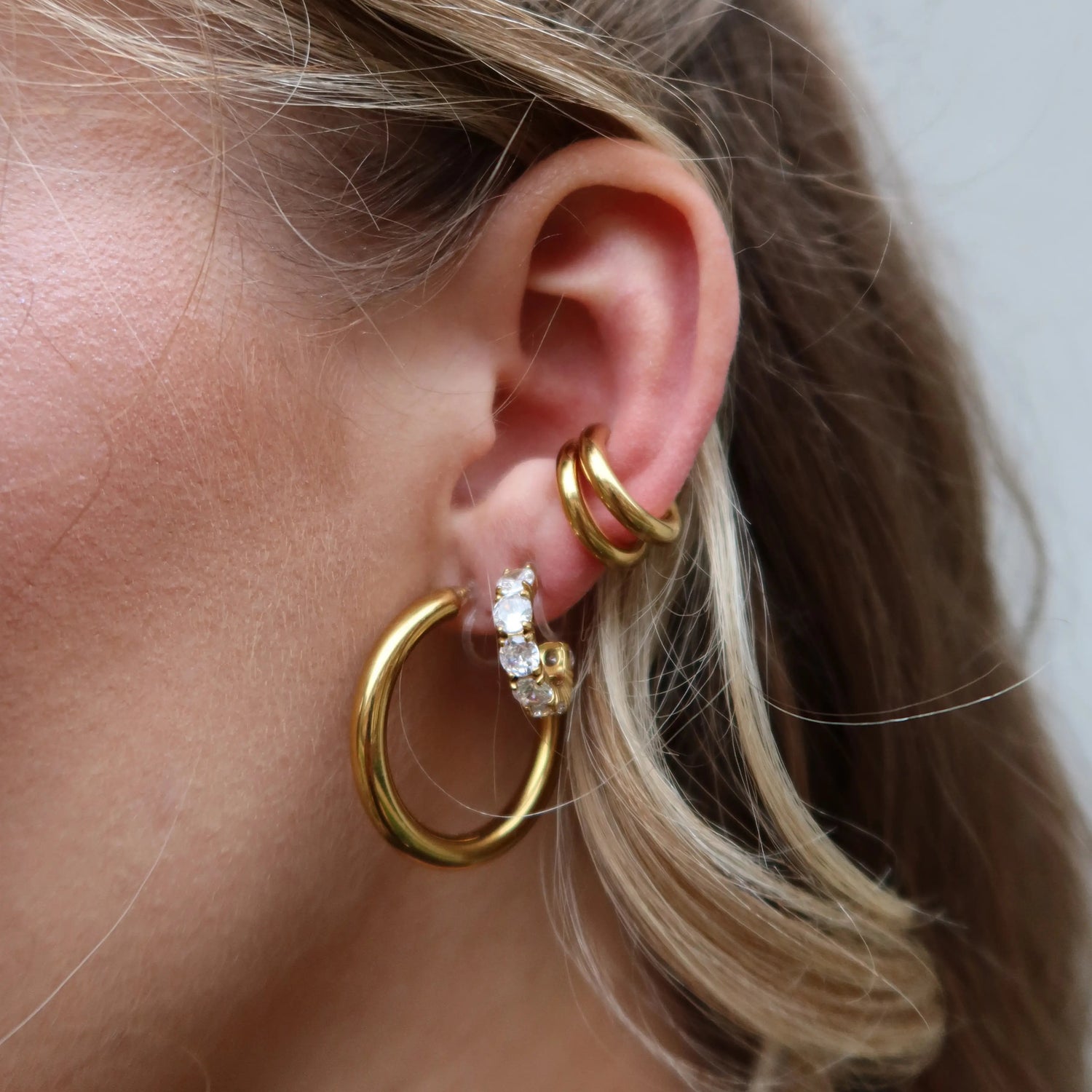 Hailey Ear Cuff in Gold am Ohr getragen