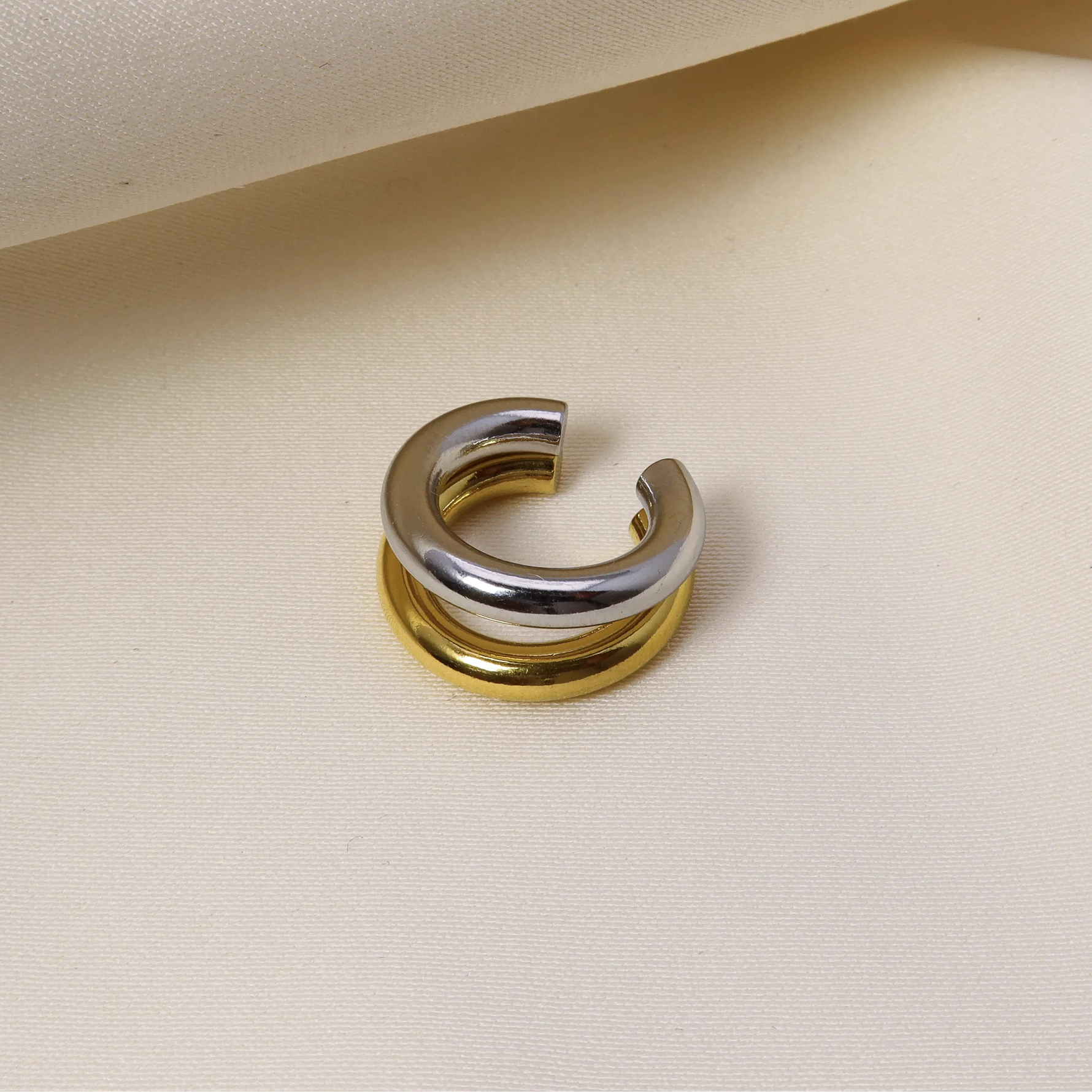 Detailansicht des Hailey Ear Cuff in Silber und Gold