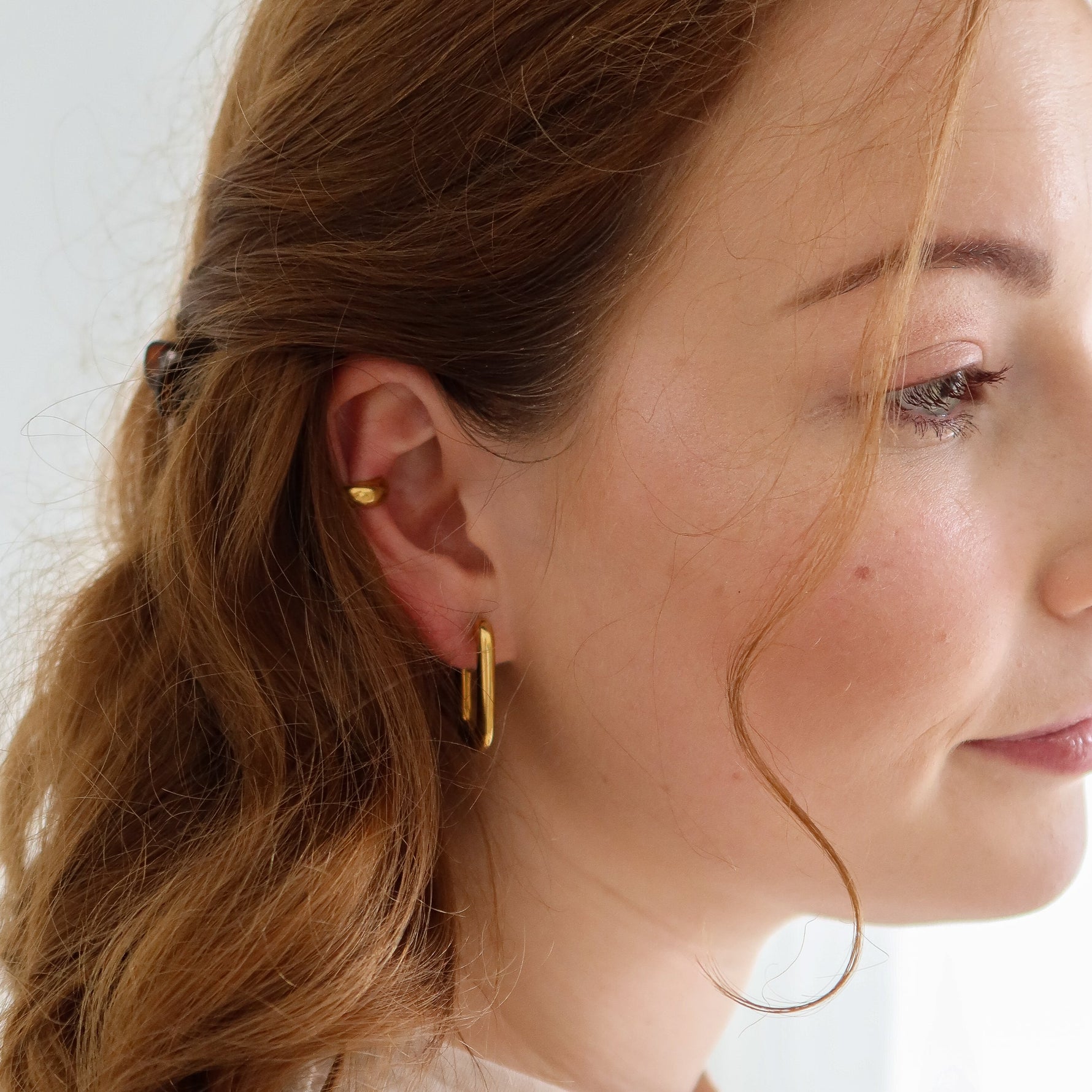 Ines Ohrclips in Gold am Ohr getragen