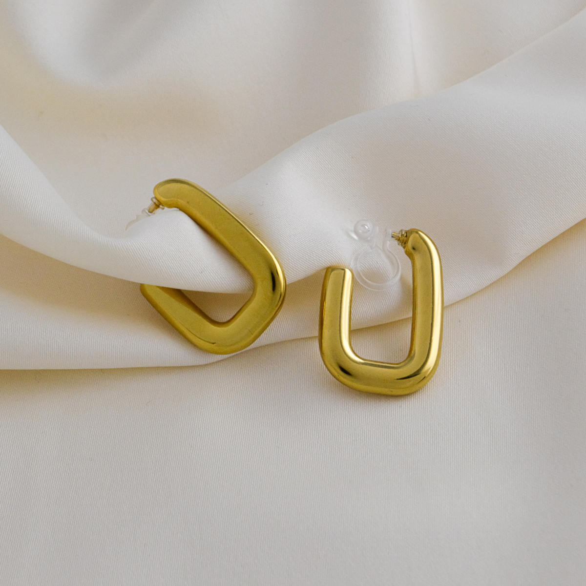 Ines Ohrclips in Gold von CLYPS – Clip-Ohrringe ohne Ohrlöcher