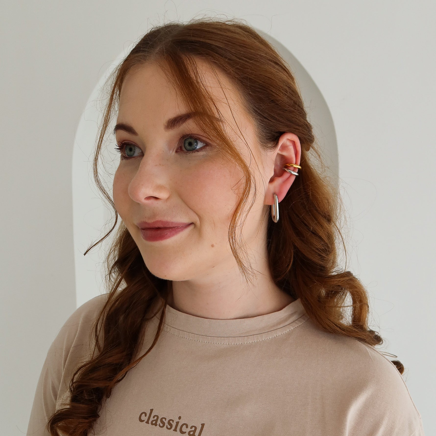 Ines Ohrclips in Silber am Ohr getragen