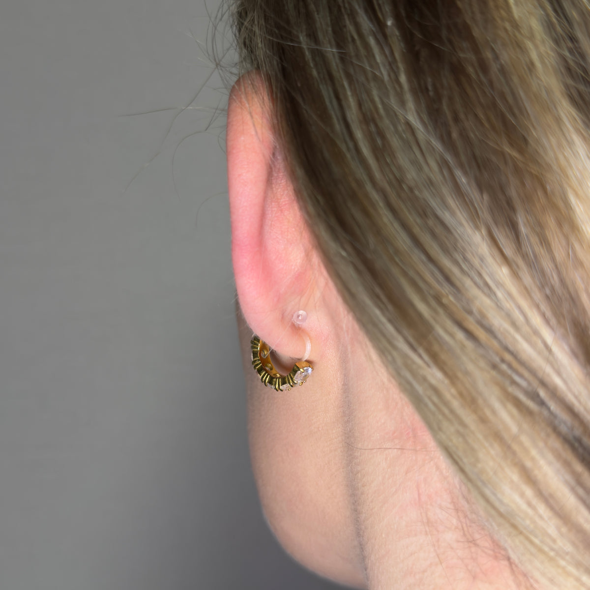 Detailansicht der Julia Hoops Ohrclips in Gold