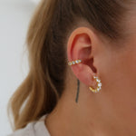 Julia Hoops Ohrclips in Gold und Juliette Ear Cuff in Gold am Ohr getragen