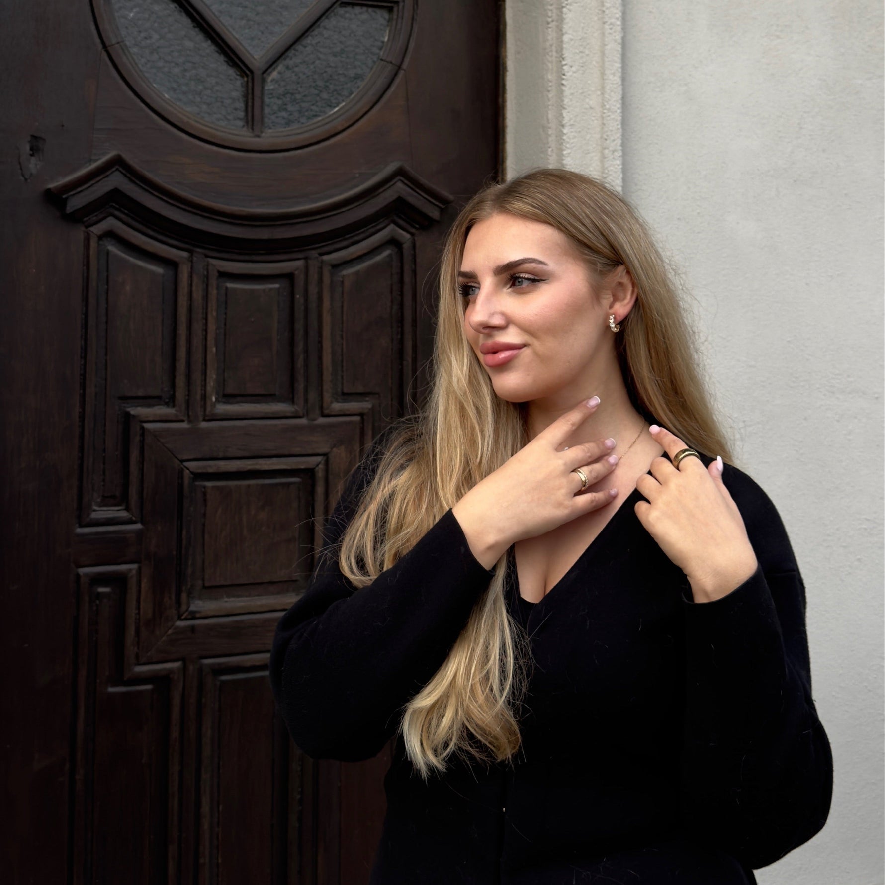 Julia Hoops Ohrclips in Gold am Ohr getragen