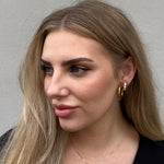 Julia Hoops Ohrclips in Gold und Cleo Hoops in Gold am Ohr getragen