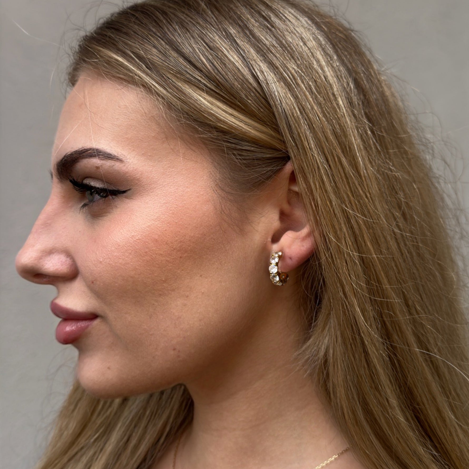 Julia Hoops Ohrclips in Gold am Ohr getragen