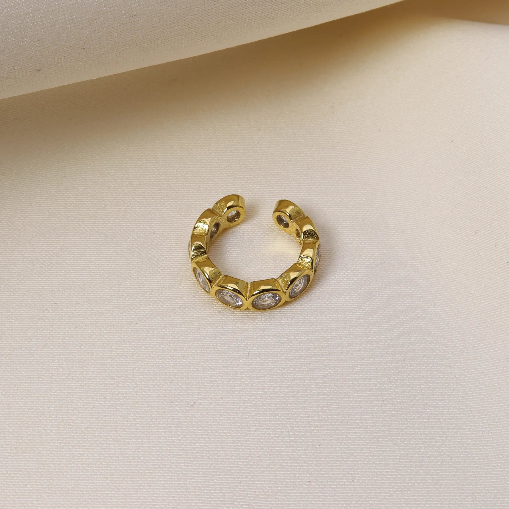 Detailansicht des Juliette Ear Cuff in Gold