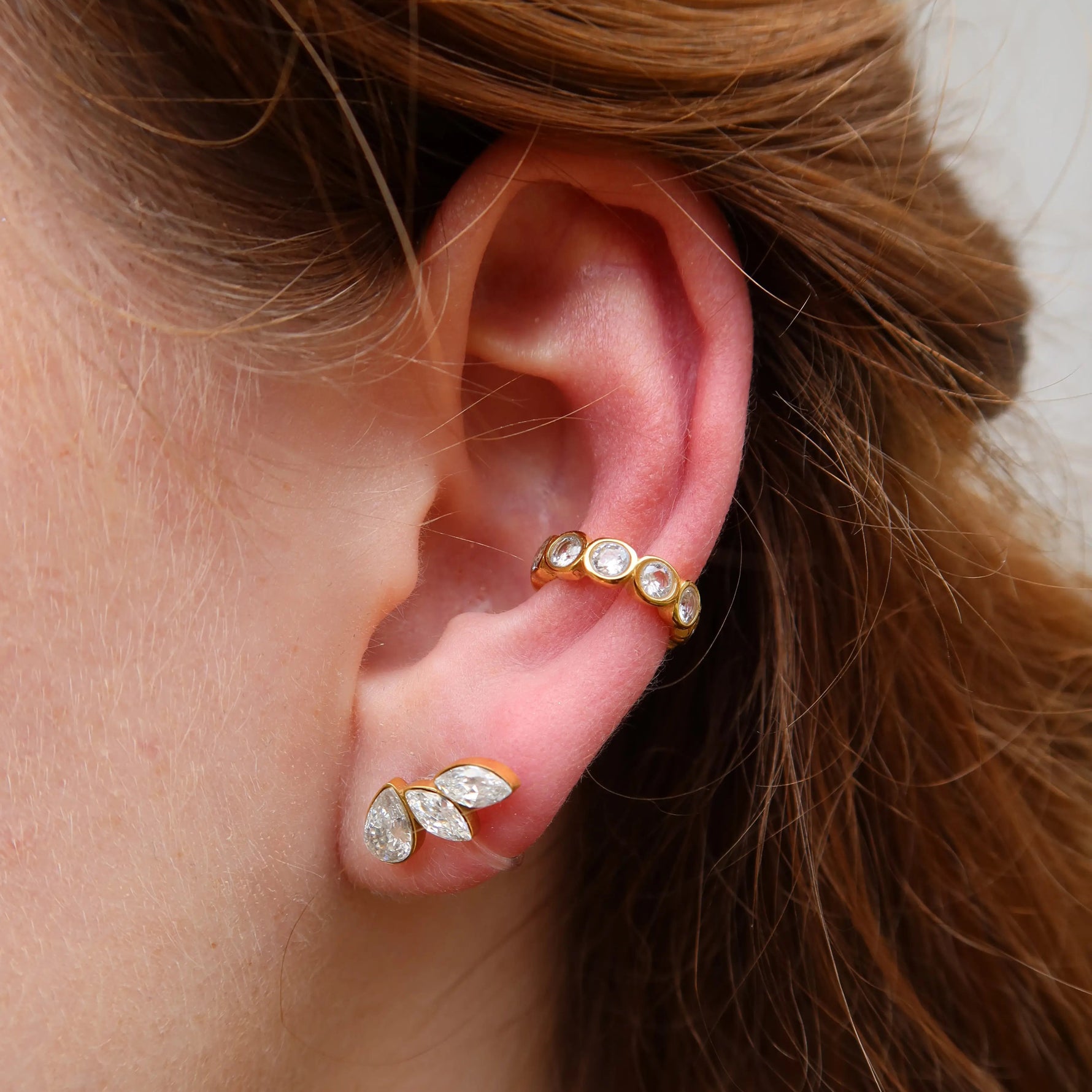 Juliette Ear Cuff in Gold am Ohr getragen