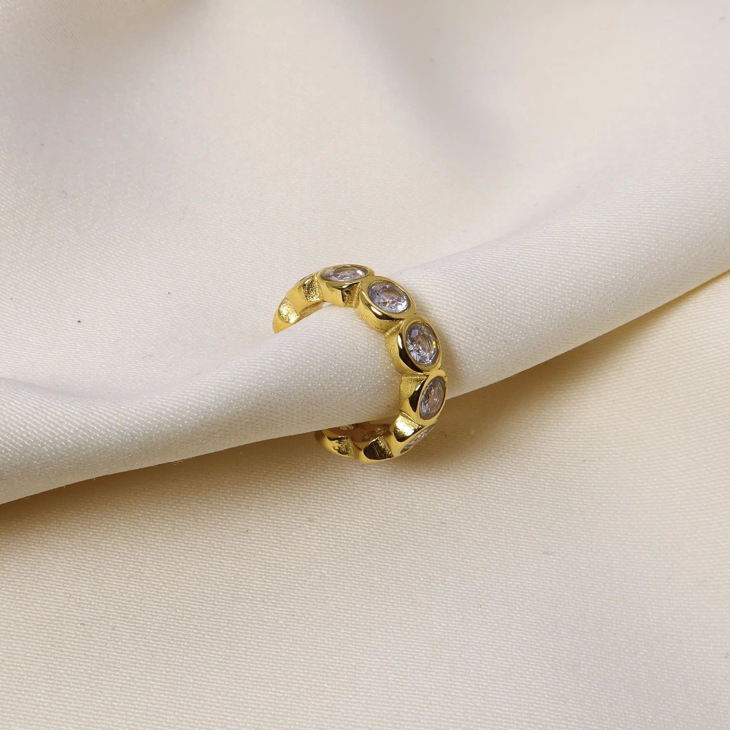 Juliette Ear Cuff in Gold von CLYPS