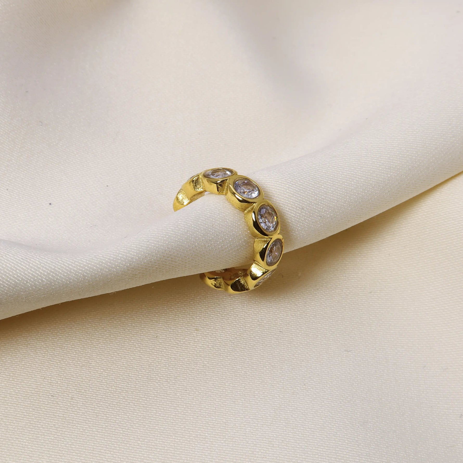 Juliette Ear Cuff in Gold von CLYPS