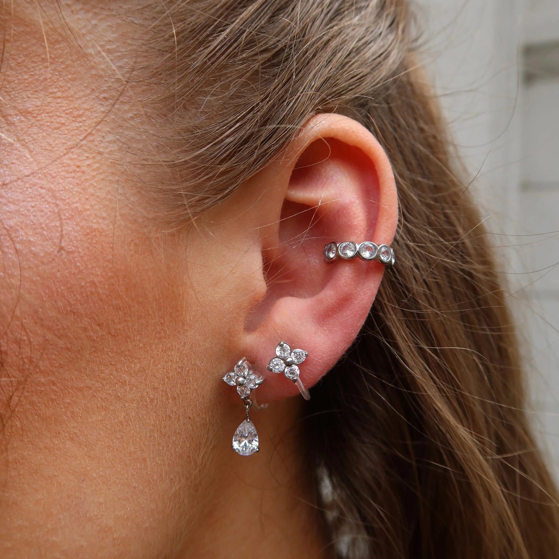 Juliette Ear Cuff in Silber als Teil eines Ear-Cuff-Stackings am Ohr mit Estelle Ohrclips und Stella Ohrclips in silber