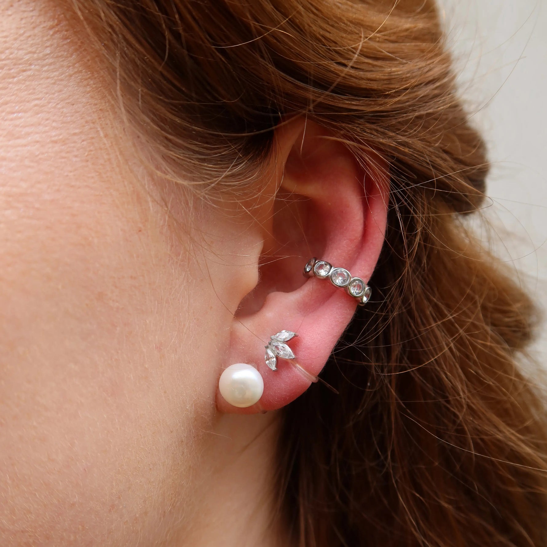 Juliette Ear Cuff in Gold am Ohr getragen mit Diana Ohrclips und Elizabeth Ohrclips