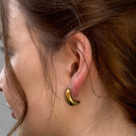 Detailansicht der Livia Drops Ohrclips in Gold