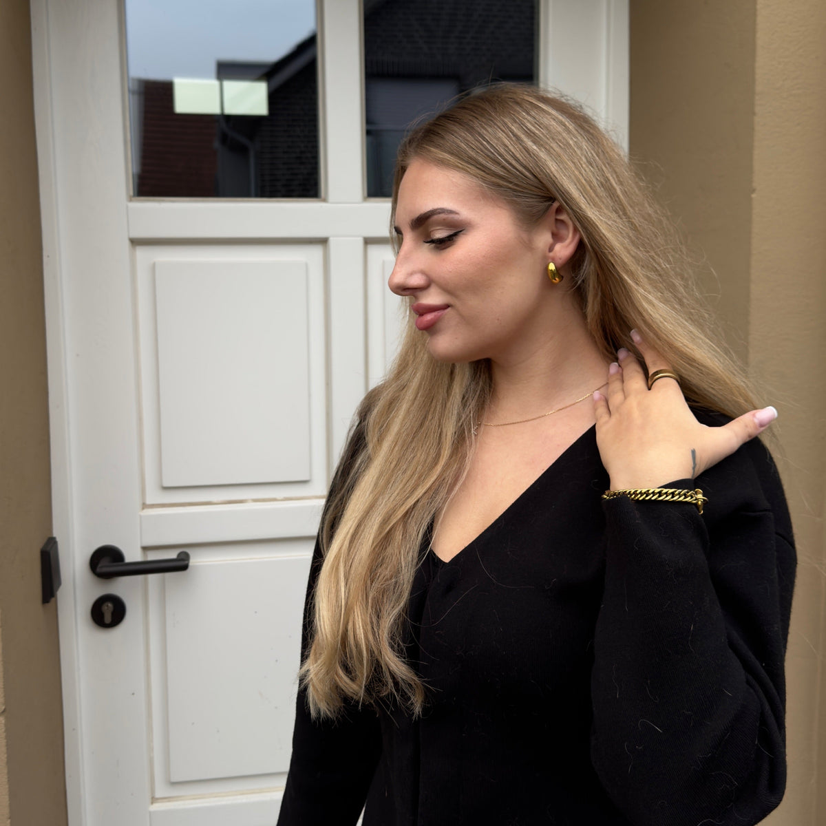 Livia Drops Ohrclips in Gold am Ohr getragen