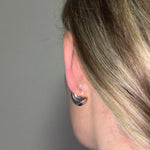 Detailansicht der Livia Drops Ohrclips in Silber