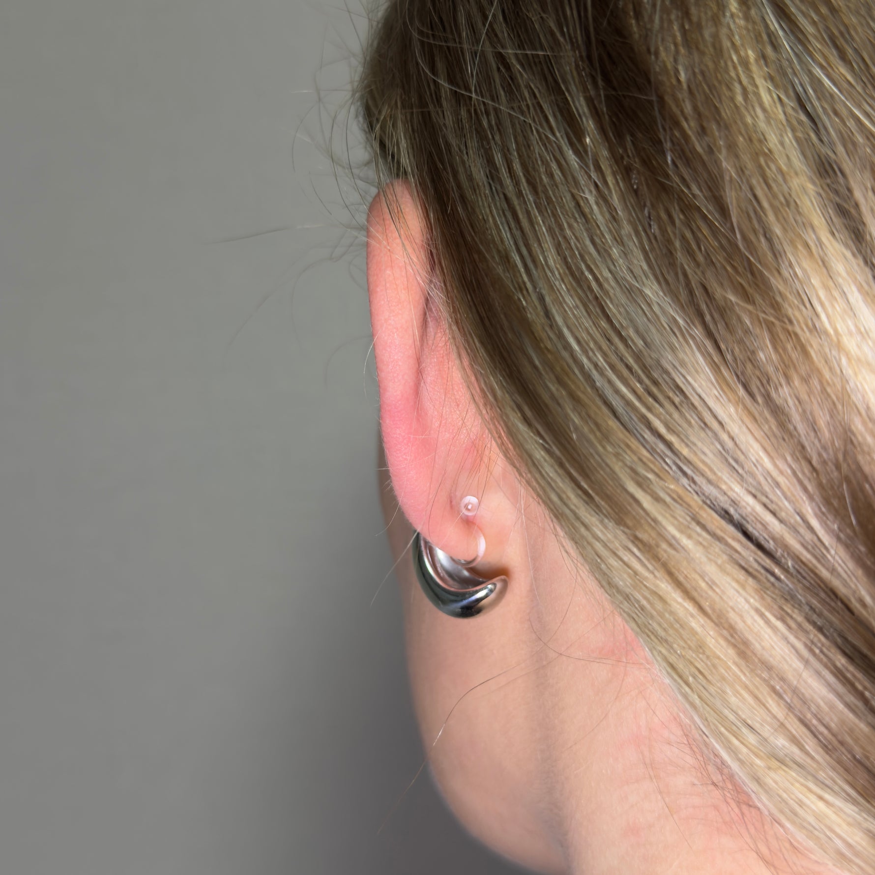 Detailansicht der Livia Drops Ohrclips in Silber