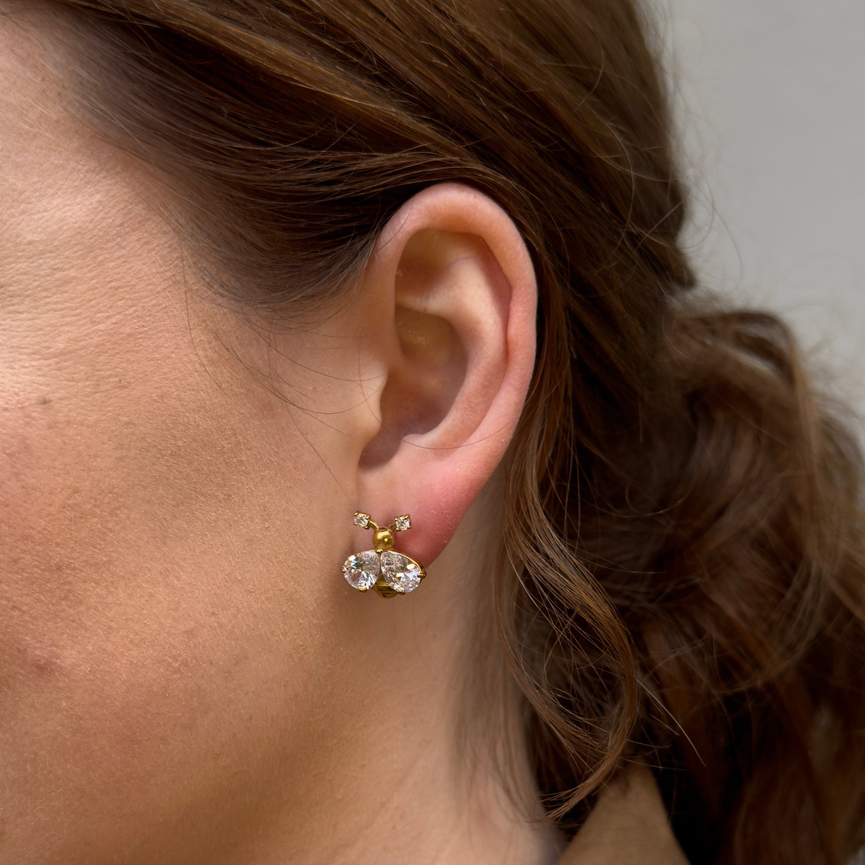 Detailansicht der Maja Ohrclips in Gold