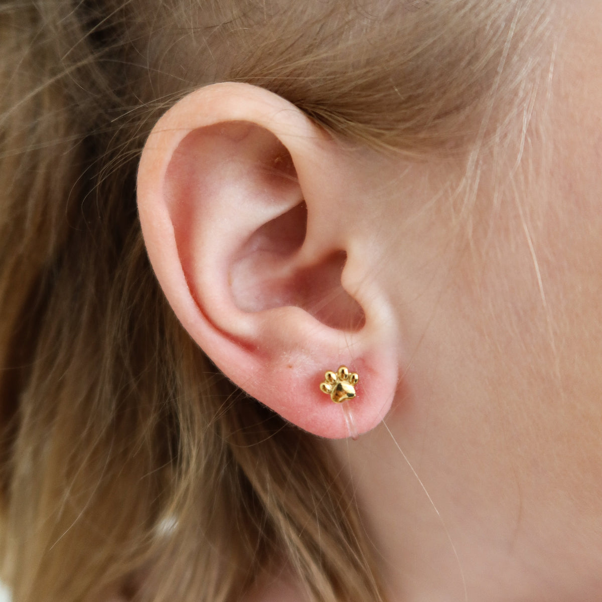 Detailansicht der Pfötchen Kinder Ohrclips in Gold