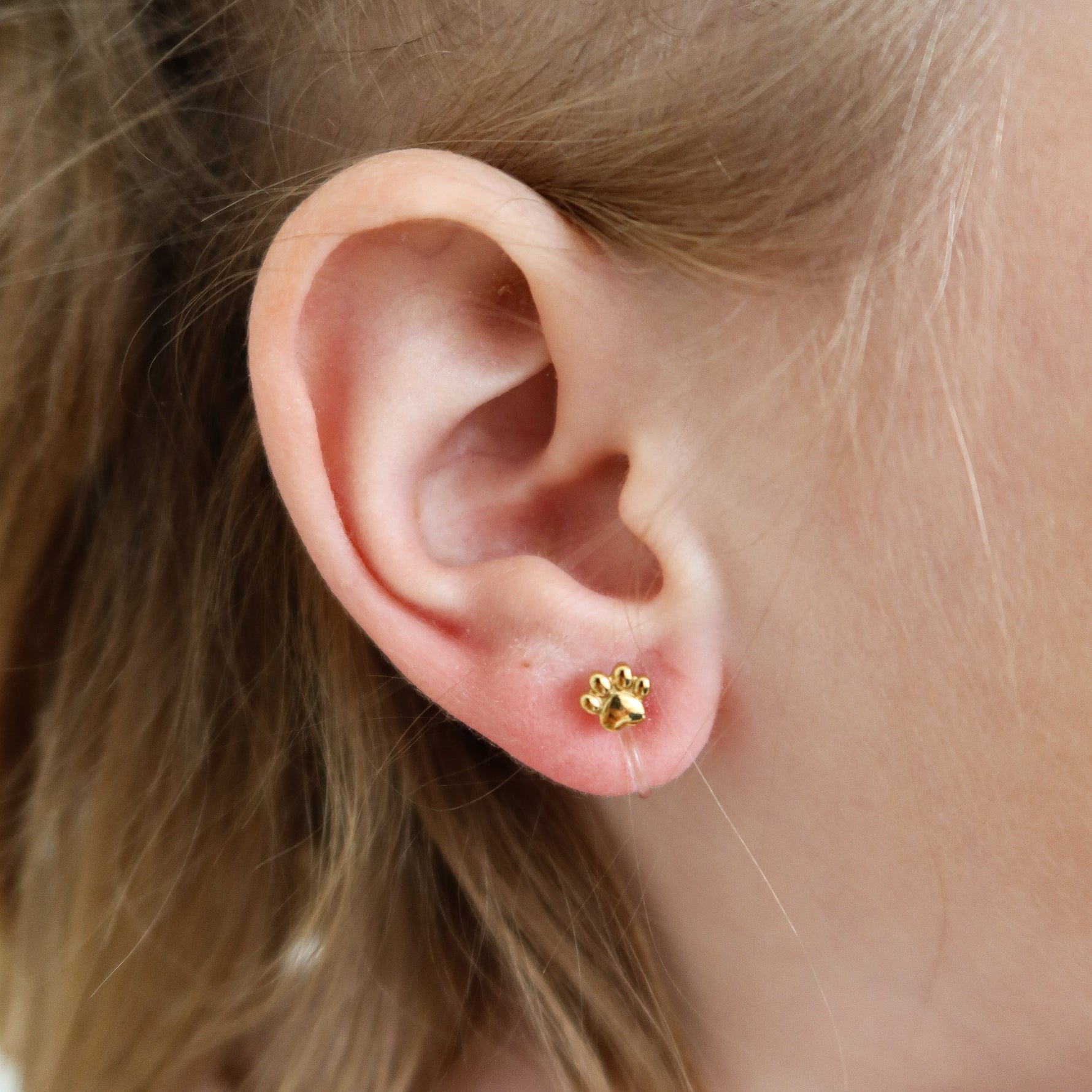 Detailansicht der Pfötchen Kinder Ohrclips in Gold
