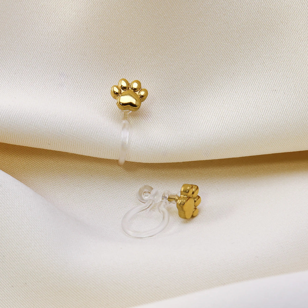 Pfötchen Kinder Ohrclips in Gold von CLYPS Kids – Ohrringe ohne Ohrlöcher