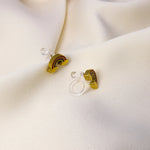 Detailansicht der Regenbogen Kinder Ohrclips in Gold