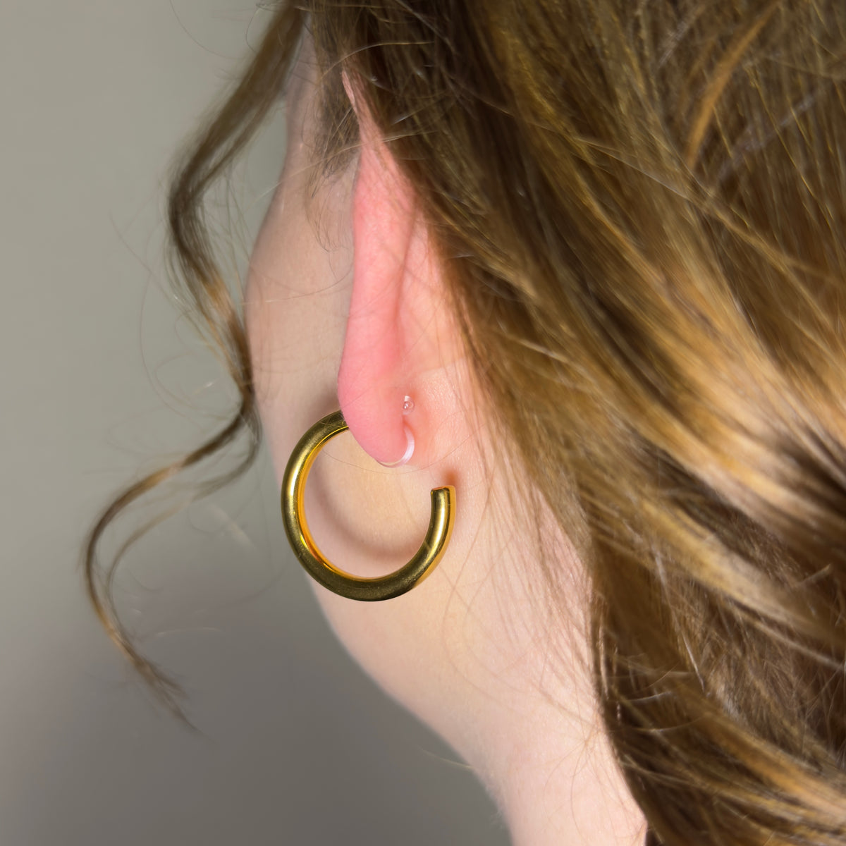 Detailansicht der Romy Hoops Ohrclips in Gold