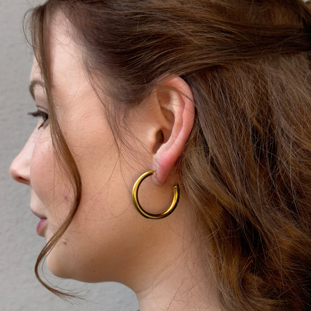 romy-hoops-ohrclips-gold-tragebild
Alt-Text: 