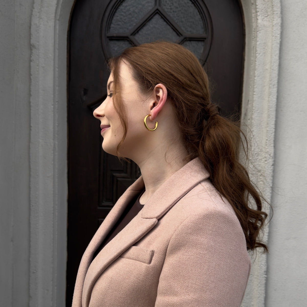Romy Hoops Ohrclips in Gold am Ohr getragen