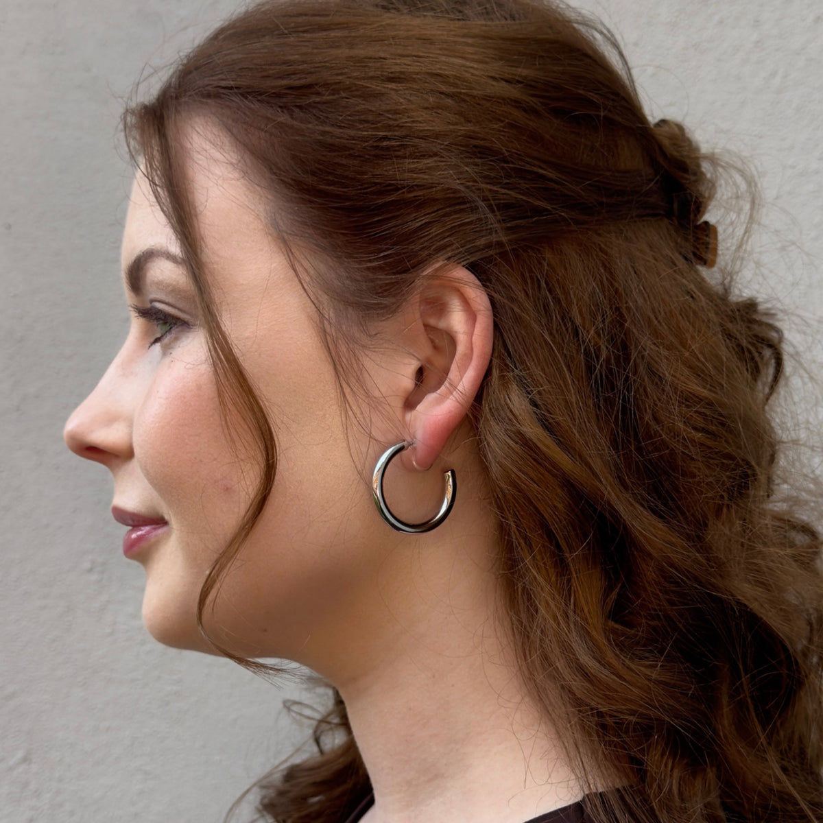 Romy Hoops Ohrclips in Silber am Ohr getragen