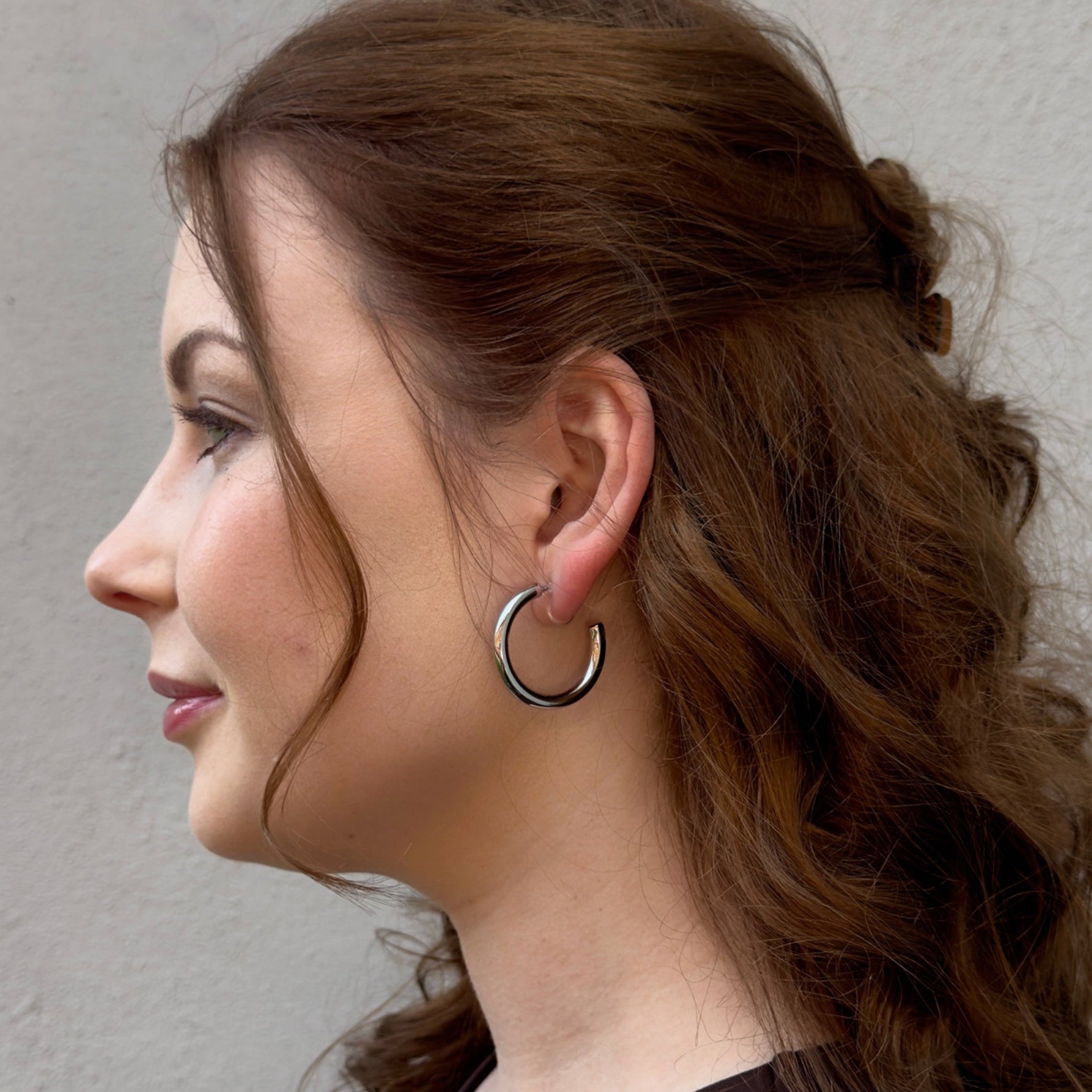 Romy Hoops Ohrclips in Silber am Ohr getragen