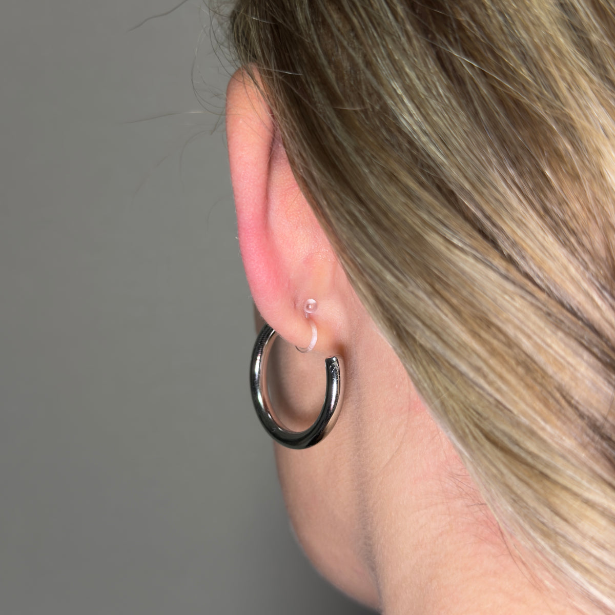 Detailansicht der Romy Hoops Ohrclips in Silber
