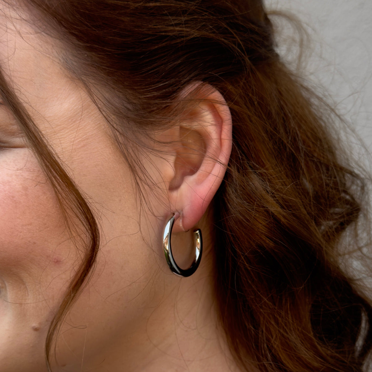 Romy Hoops Ohrclips in Silber am Ohr getragen