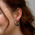 Romy Hoops Ohrclips in Silber am Ohr getragen