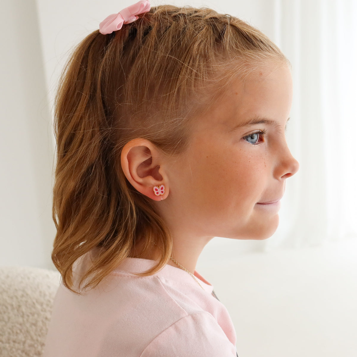 Schmetterling Kinder Ohrclips in Gold am Ohr getragen
