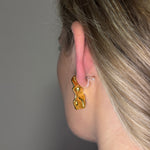 Detailansicht der Solea Ohrclips in Gold