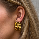 Detailansicht der Solea Ohrclips in Gold