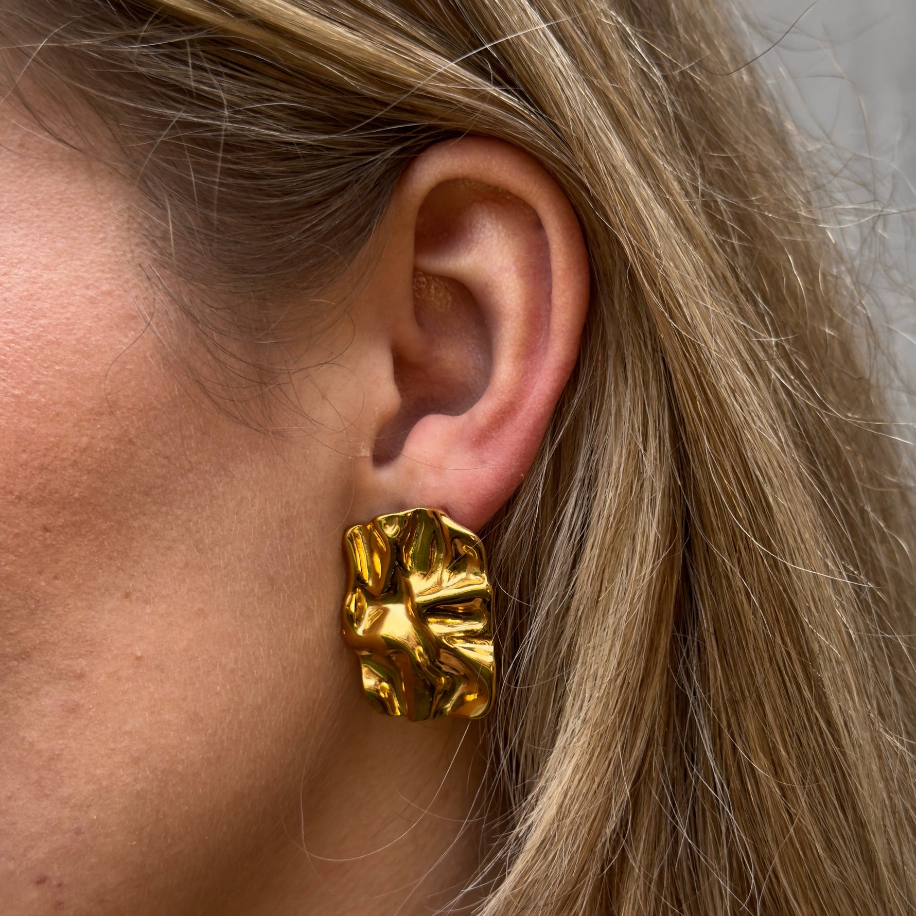 Detailansicht der Solea Ohrclips in Gold