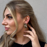 Solea Ohrclips in Silber am Ohr getragen