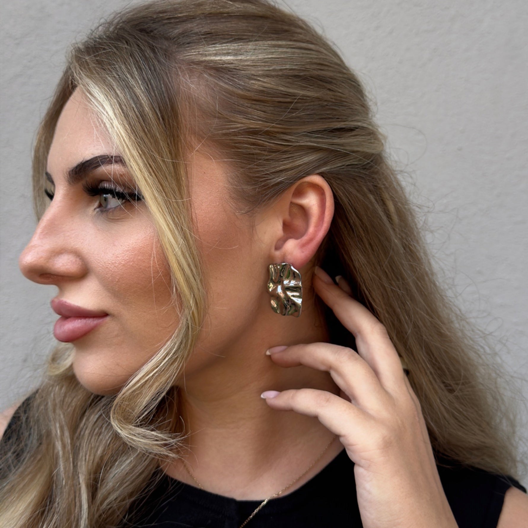 Solea Ohrclips in Silber am Ohr getragen