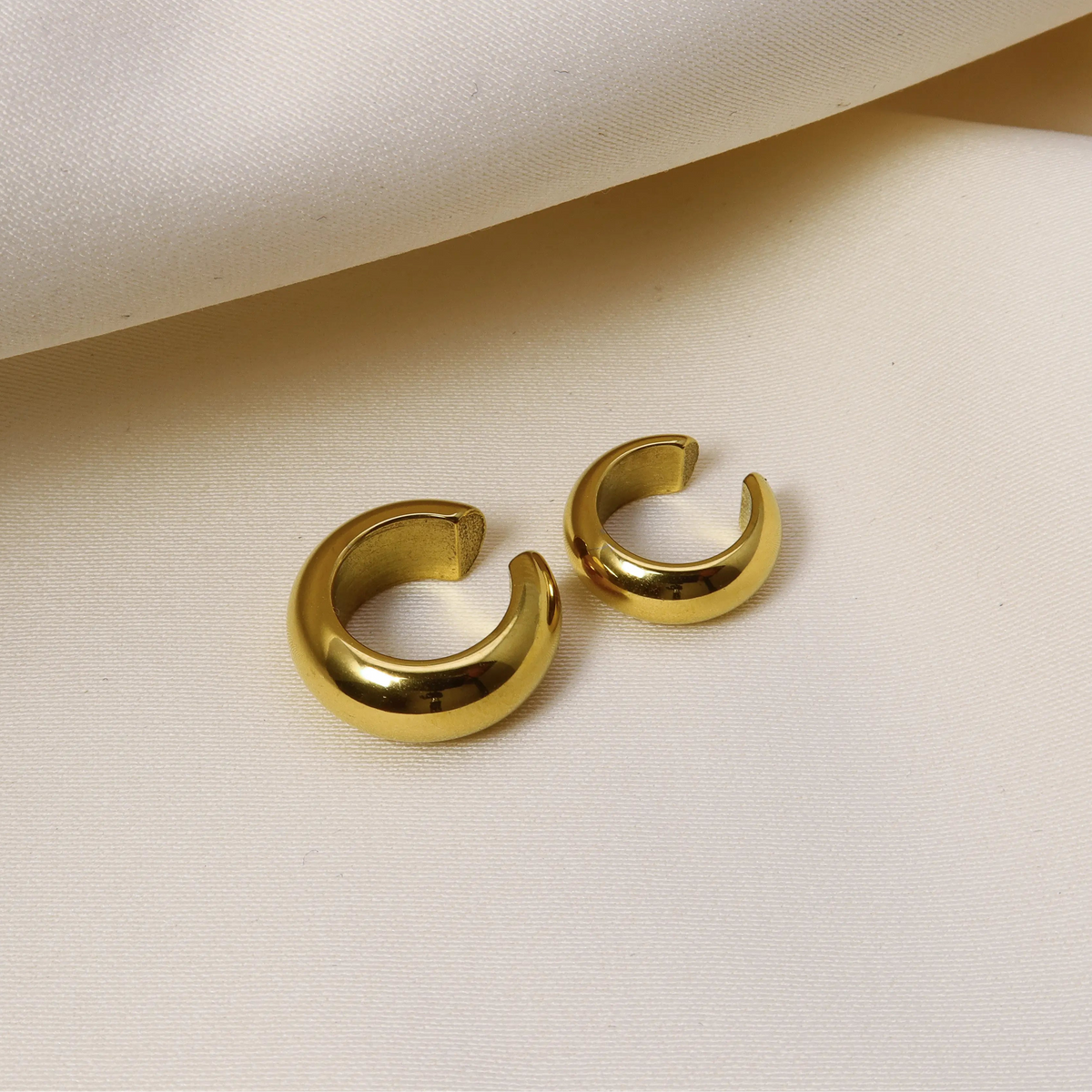 Detailansicht des Tara Ear Cuff Sets in Gold