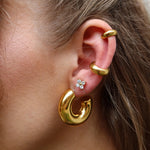 Tara Ear Cuff Set in Gold mit zwei Ear Cuffs am Ohr getragen