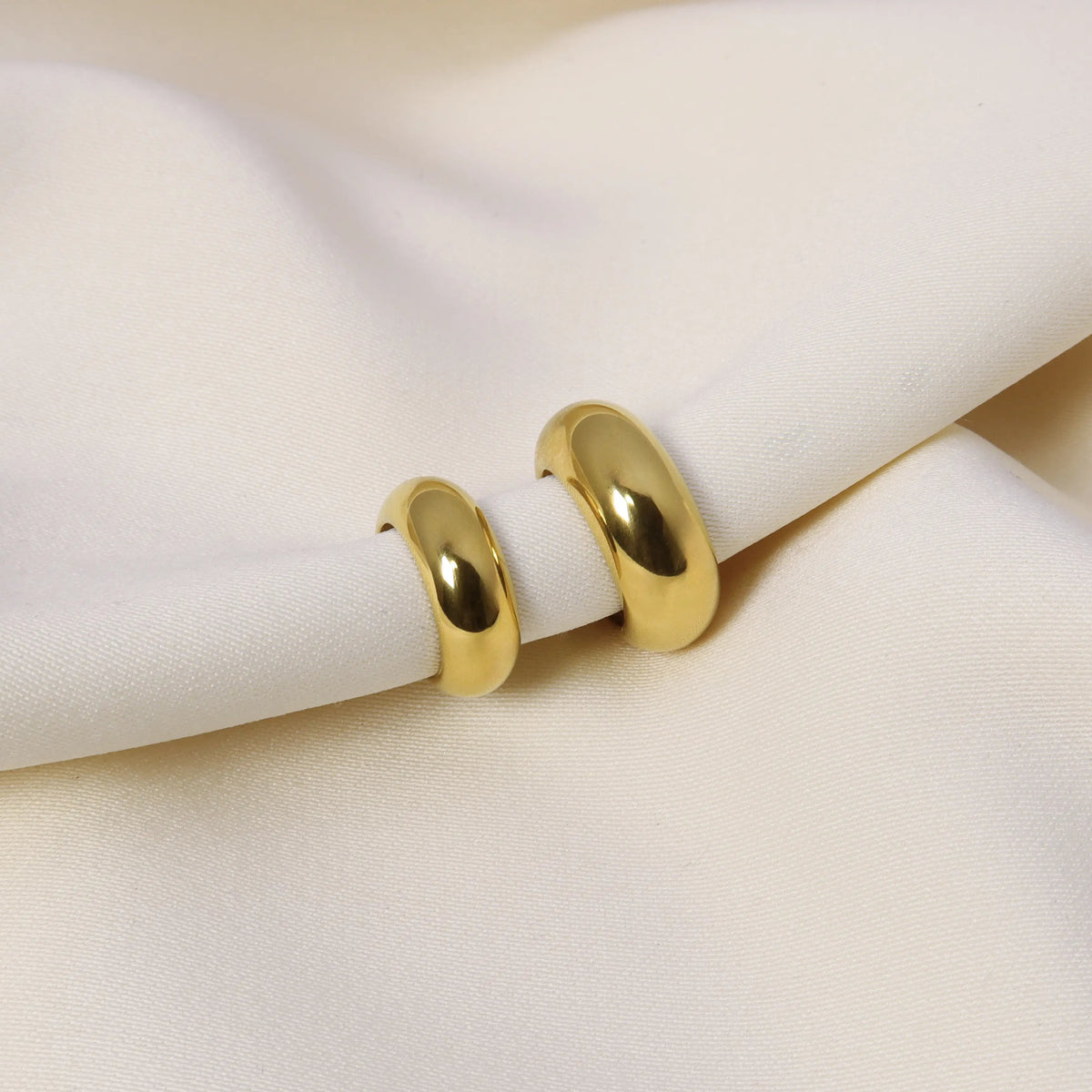 Tara Ear Cuff Set in Gold mit zwei Ear Cuffs von CLYPS