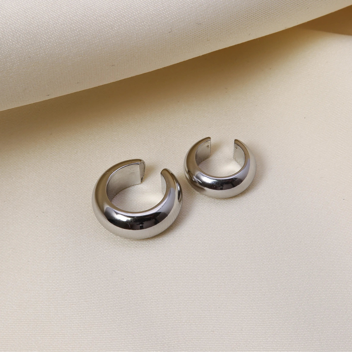 Detailansicht des Tara Ear Cuff Sets in Silber