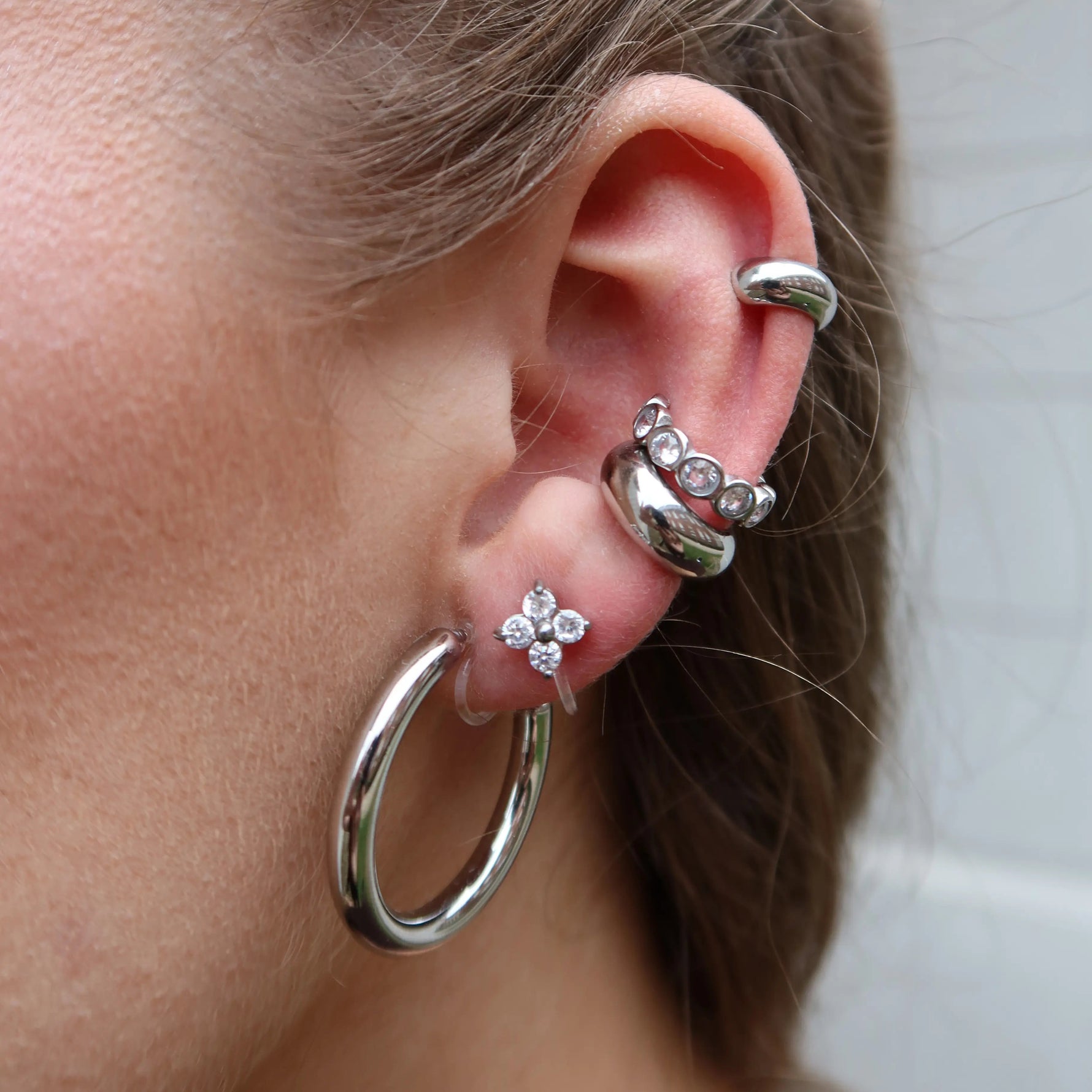 Tara Ear Cuff Set in Silber mit zwei Ear Cuffs am Ohr getragen