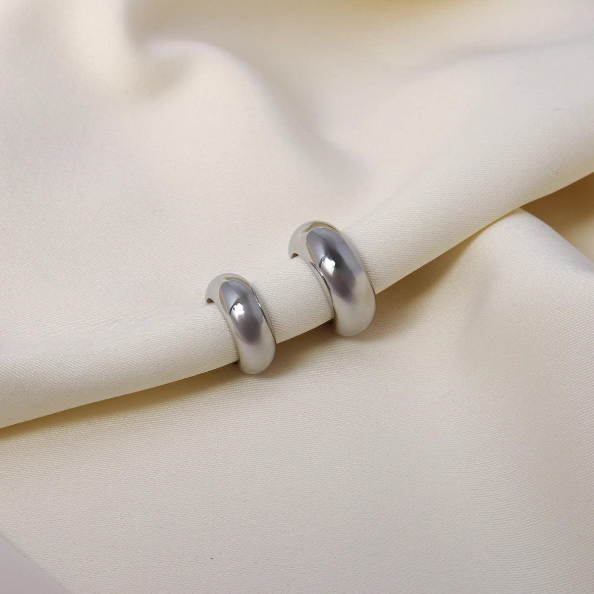 Tara Ear Cuff Set in Silber mit zwei Ear Cuffs von CLYPS