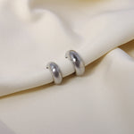 Tara Ear Cuff Set in Silber mit zwei Ear Cuffs von CLYPS
