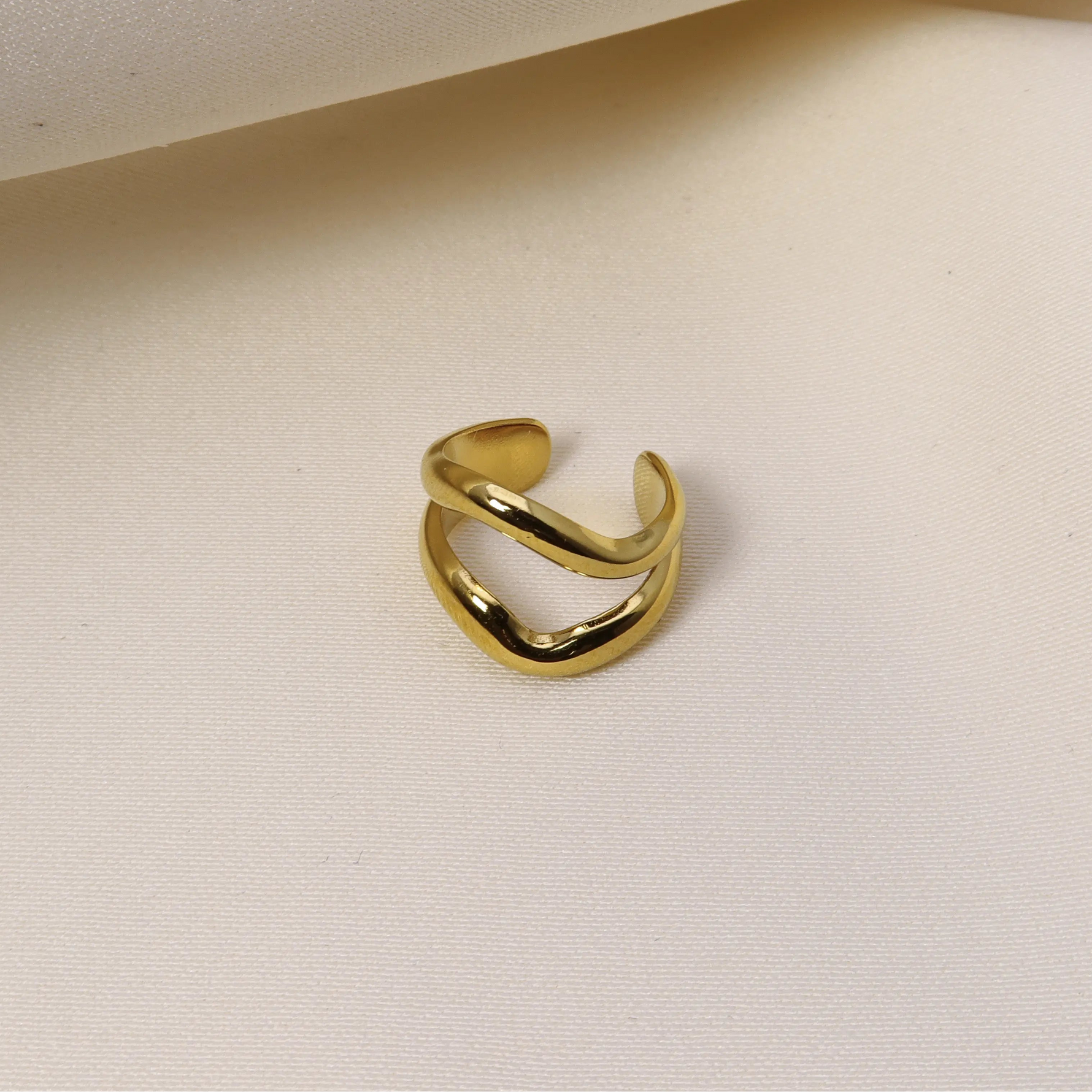 Detailansicht des Vaiana Ear Cuff in Gold
