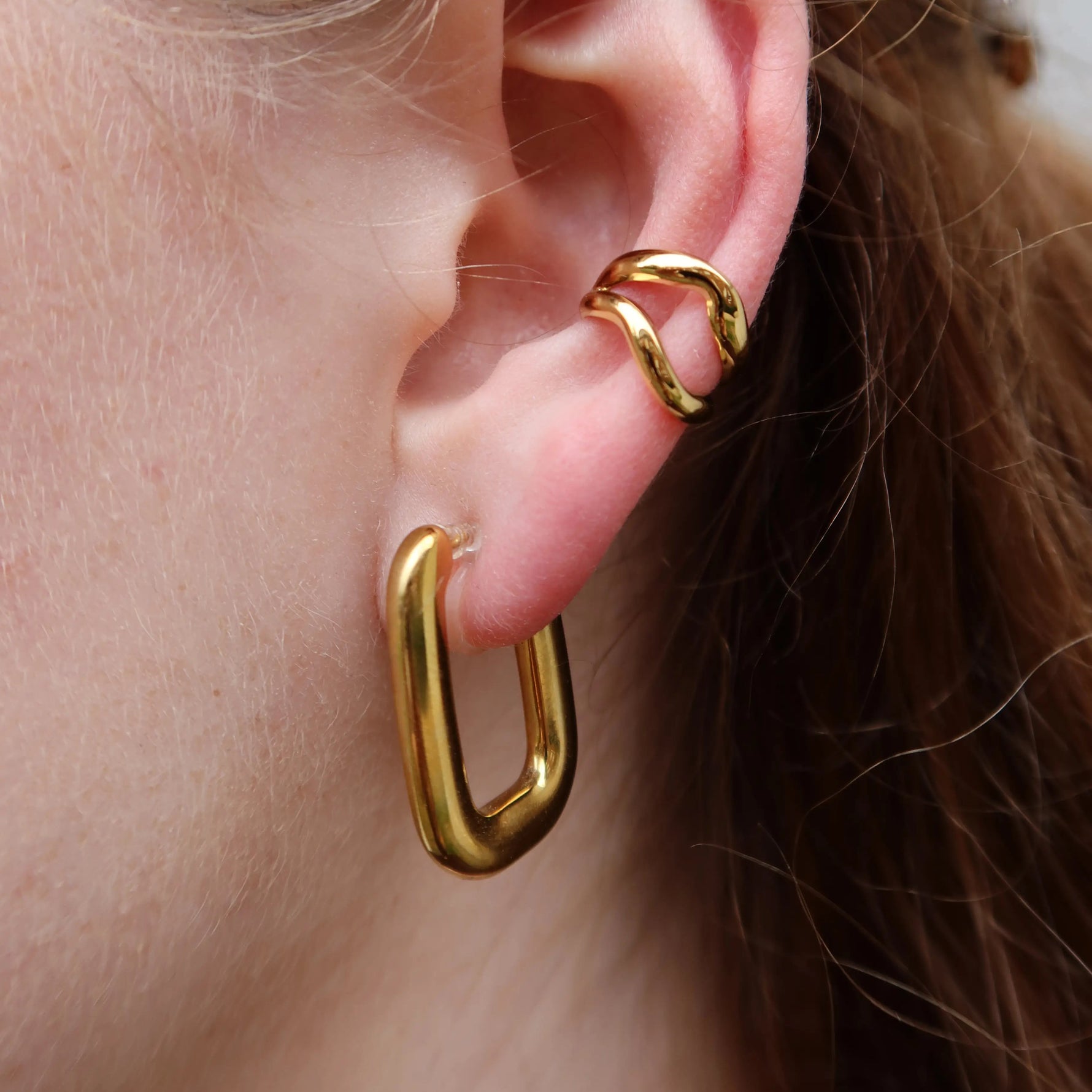 Vaiana Ear Cuff in Gold am Ohr getragen mit Ines Ohrclips gold