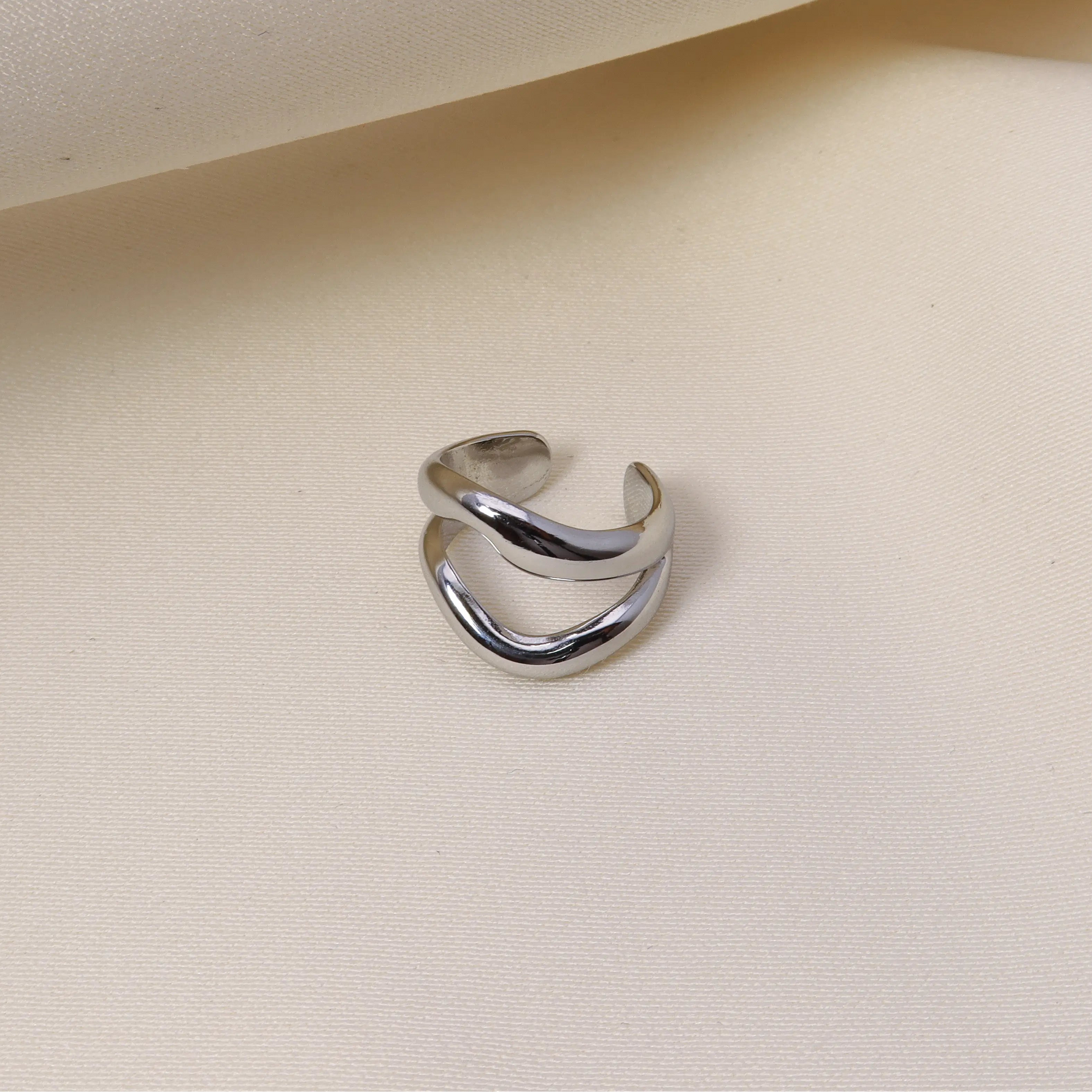 Detailansicht des Vaiana Ear Cuff in Silber