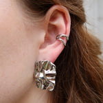 Vaiana Ear Cuff in Silber am Ohr getragen mit Solea Ohrclips silber